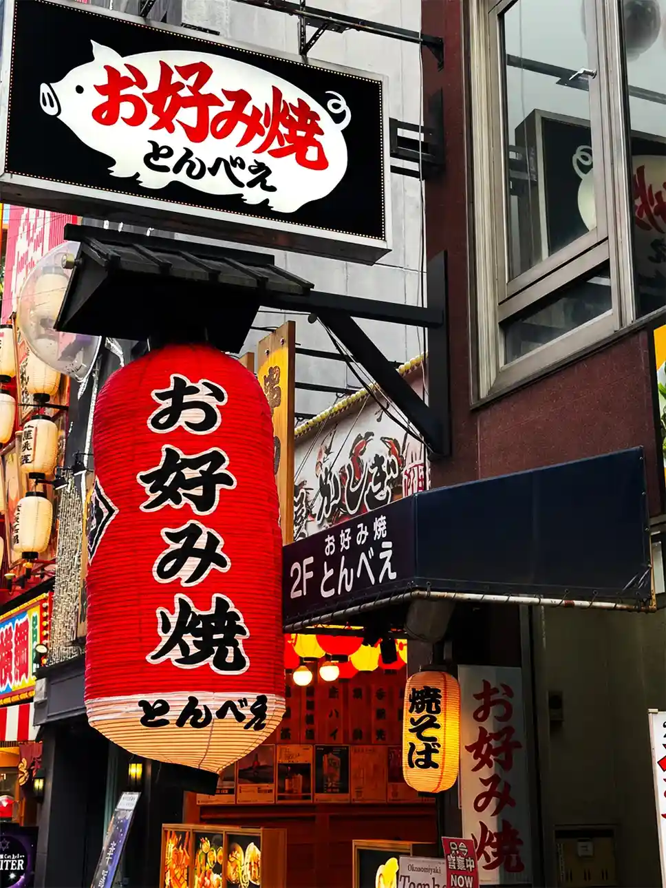 TOMBE 豬造型招牌和巨大的紅色燈籠